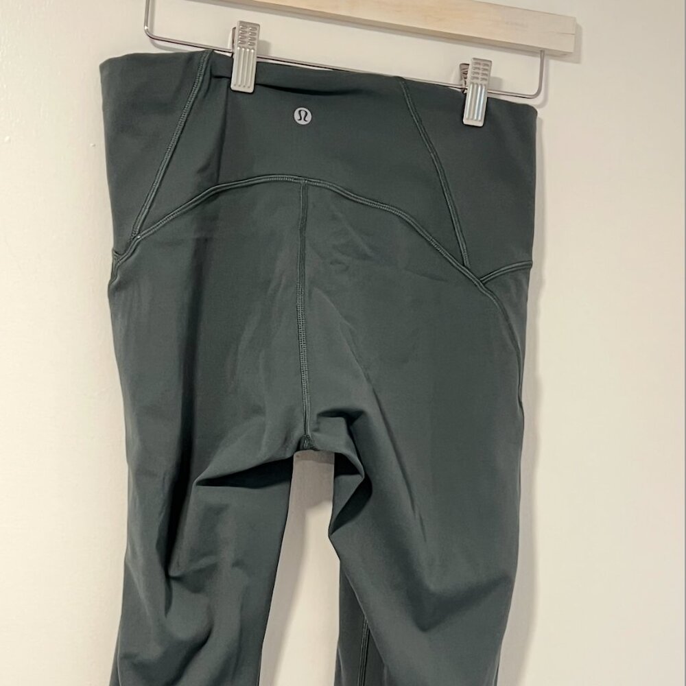 LuLuLemon Dark Green Capri Activewear Leggings with Mesh and back pocket Sz 8